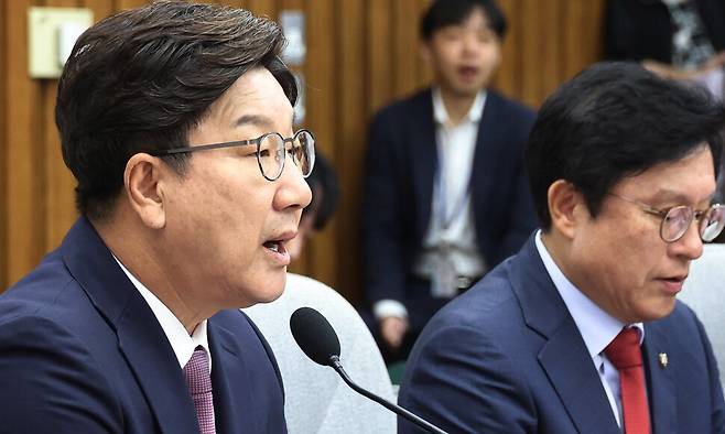 권성동 국민의힘 원내대표가 10일 오전 국회에서 열린 원내대책회의에서 발언하고 있다. 윤운식 선임기자 yws@hani.co.kr