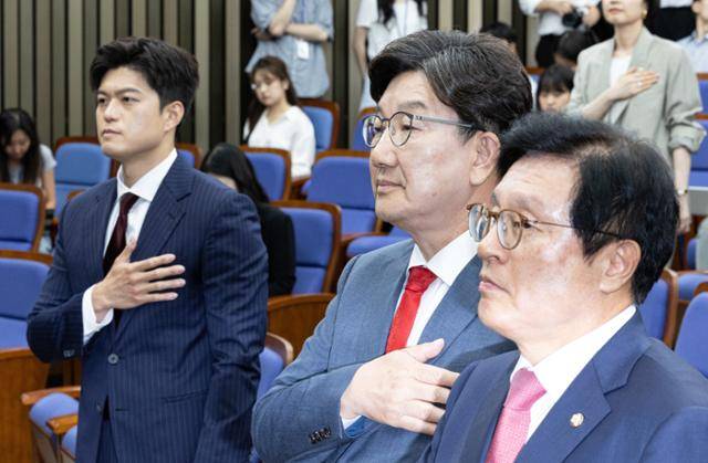 김용태 국민의힘 비상대책위원장(왼쪽)과 사퇴를 표명한 권성동 원내대표가 9일 오후 서울 여의도 국회에서 열린 의원총회에서 국민의례를 하고 있다. 뉴스1