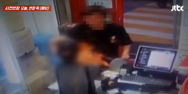 7일 한 남성이 "(배달받은) 떡볶이 양이 너무 적다"며 떡볶이 가게에 찾아가 떡볶이를 던졌다. JTBC News 유튜브 캡처