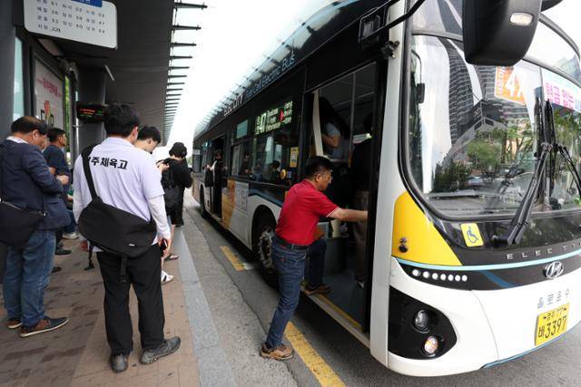 광주 시내버스 노조가 파업을 재개한 지 이틀째인 10일 광주 서구 광천종합버스터미널 정류장에서 시민들이 버스에 오르고 있다. 뉴스1