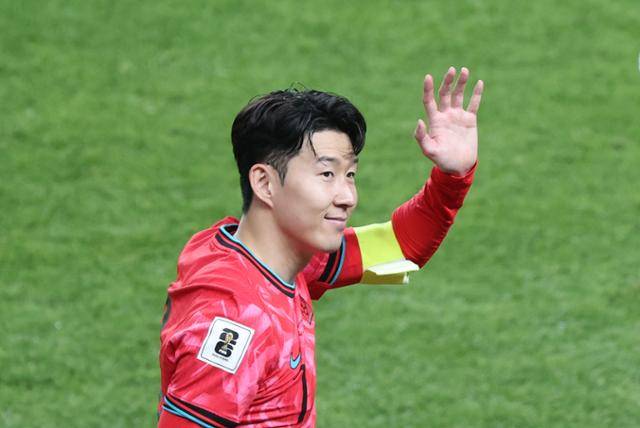 한국 남자 축구대표팀 주장 손흥민이 10일 서울월드컵경기장에서 열린 쿠웨이트와의 2026 북중미 월드컵 아시아 3차 예선 B조 10차전에서 4-0 승리 후 관중들에게 손을 들어 인사하고 있다. 뉴스1