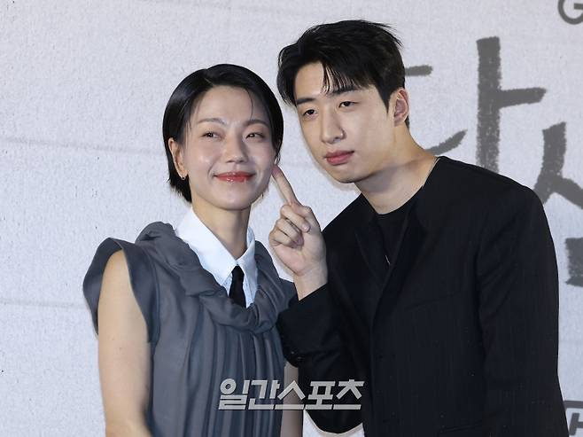 배우 김신록, 유수빈이 8일 오후 서울 마포구 스탠포드호텔에서 열린 지니TV 오리지널 '당산의 맛' 제작발표회에 참석해 포즈를 취하고 있다. 서병수 기자 qudtn@edaily.co.kr /2025.05.08/