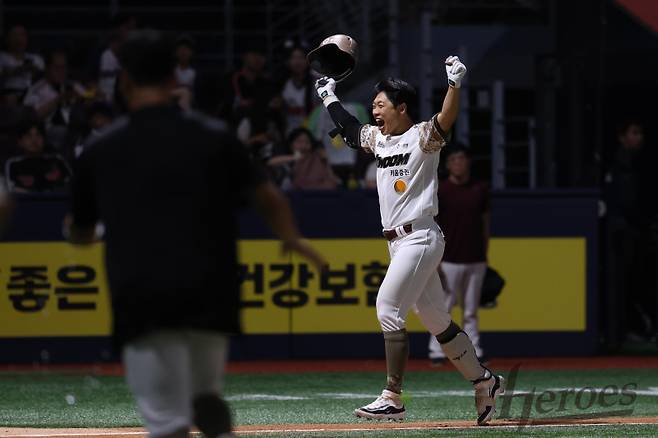 지난 6일 고척 LG 트윈스전에서 끝내기 홈런을 치고 기뻐하는 송성문. 2025 올스타전 베스트12 진입을 노린다. 사진=키움 히어로즈