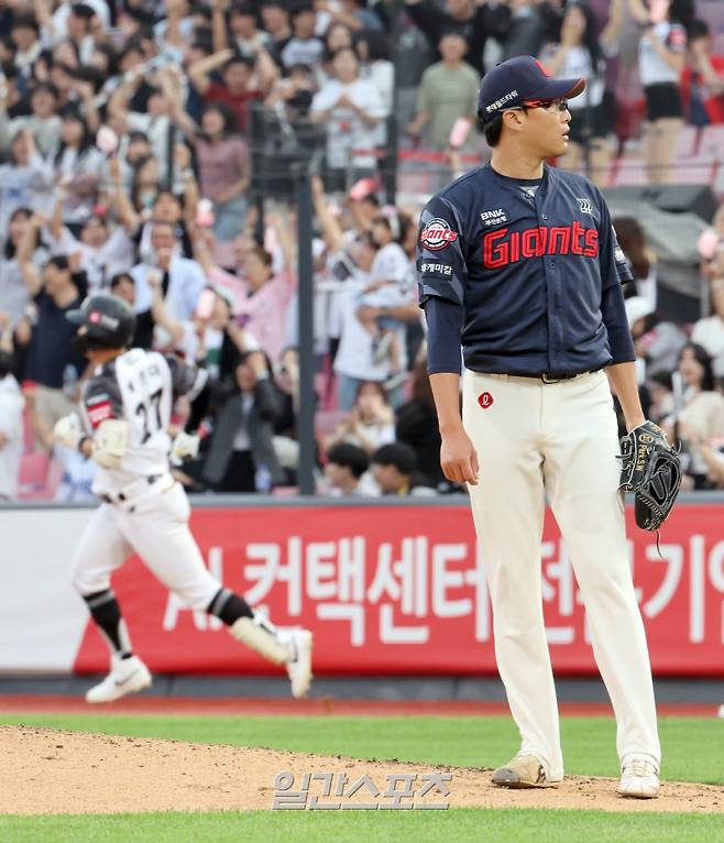 10일 오후 수원 KT위즈파크에서 열린 2025 프로야구 롯데와 KT 경기. 롯데 선발 박세웅이 3회 KT 배정대에게 동점 좌월 2점 홈런을 허용하고 아쉬워 하고 있다. 수원=정시종 기자 capa@edaily.co.kr /2025.06.10.