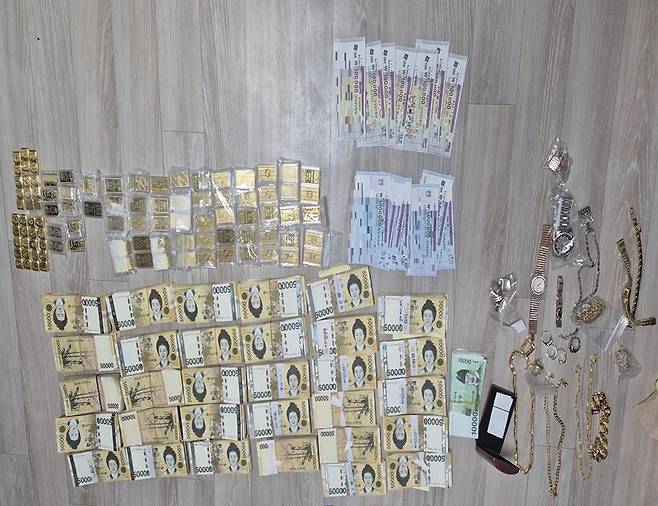 국세청은 10일 고액상습체납자 710명을 대상으로 재산추적에 나섰다고 발표했다. 사진은 이들이 배낭 속에 숨겼다가 추징당한 현금과 금괴, 귀금속, 수표 등 재산. (국세청 제공)
