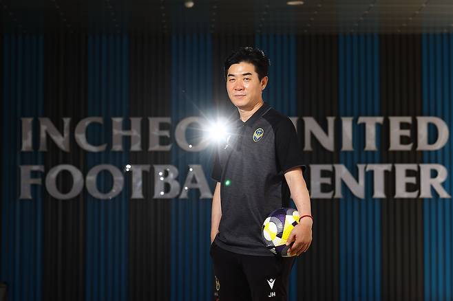 인천 유나이티드를 K리그2 압도적 선두로 이끌고 있는 윤정환 감독. 선수 시절 테크니션으로 이름을 날린 그는 감독으로도 ‘패스 축구’를 펼치며 리그를 평정하고 있다. 김종호 기자