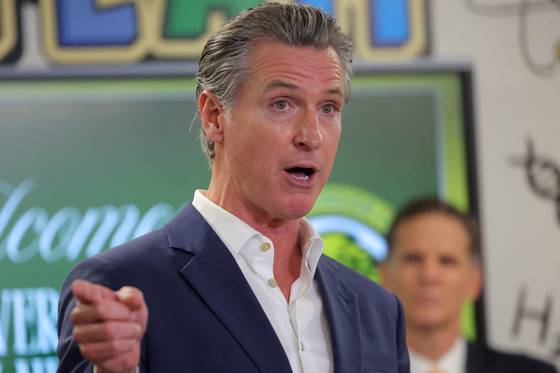 개빈 뉴섬 미국 캘리포니아 주지사가 지난 5일(현지시간) 캘리포니아주 컴튼의 클린턴 초등학교에서 연설을 하고 있다. 로이터=연합뉴스