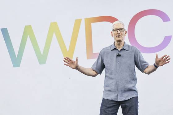 팀 쿡 애플 CEO가 9일(현지시간) 미국 캘리포니아주 쿠퍼티노 애플 본사에서 열린 세계개발자회의(WWDC, Worldwide Developers Conference)에서 연설하고 있다. EPA=연합뉴스