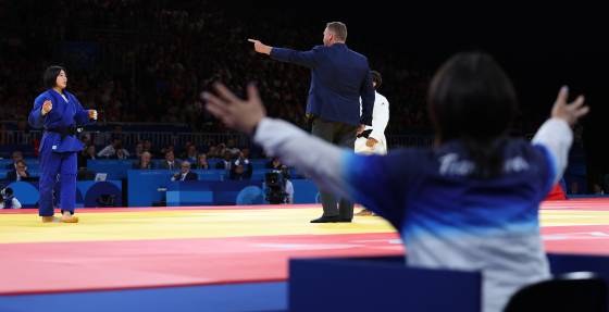 파리올림픽 당시 심판이 허미미에게 석연치 않은 판정을 내리자 코치박스에서 강하게 항의하는 김미정 감독. 코치박스에 앉은 지도자는 지시, 격려, 선수 멘털 관리, 판정 어필 등 수많은 역할을 수행한다. 연합뉴스