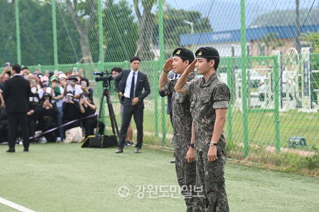 ▲ 세계적인 아이돌그룹 방탄소년단(BTS) 멤버 뷔와 RM의 전역일인 10일 춘천시 신북읍 체육공원에서 뷔와 RM이 취재진과 팬들에게 경례를 하고 있다. 방도겸 기자