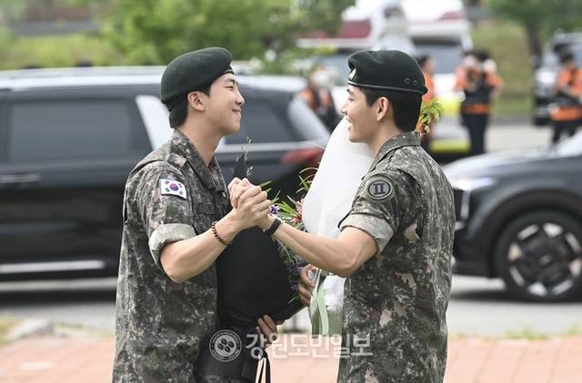 ▲ 세계적인 아이돌그룹 방탄소년단(BTS) 멤버 뷔와 RM의 전역일인 10일 춘천시 신북읍 체육공원에서 뷔와 RM이 서로를 격려하고 있다. 방도겸 기자