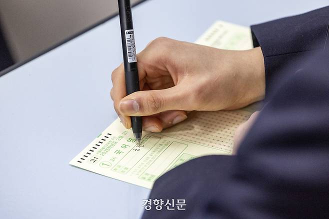 2025년 3월 전국연합 학력평가가 실시된 지난 3월 26일 오전 서울 금천구 금천고등학교에서 학생들이 시험 준비를 하고 있다. 사진공동취재단 ※사진은 기사 내용과 무관