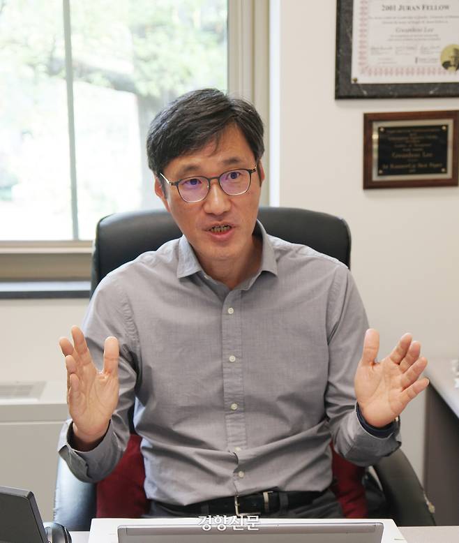 이관후 아메리칸대 교수가 지난 4월25일(현지시간) 미국 워싱턴 아메리칸대 연구실에서 기자와 인터뷰하고 있다. 워싱턴 | 김경학 기자