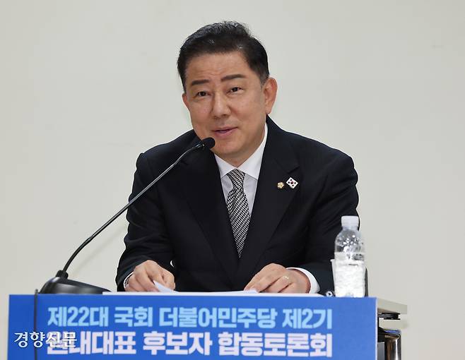 더불어민주당 원내대표 선거에 출마한 김병기 의원이 10일 국회 의원회관 제2소회의실에서 열린 토론회에 참석해 발언하고 있다. 박민규 선임기자