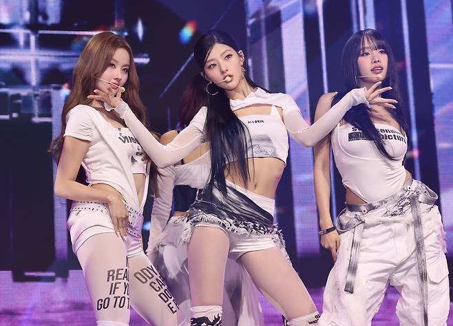 Kiss of Life performs its new song “Lips Hips Kiss” at a media showcase for its fourth EP “224” held at Yes24 Live Hall in Gwangjin-gu, Seoul, Monday. (Yonhap)