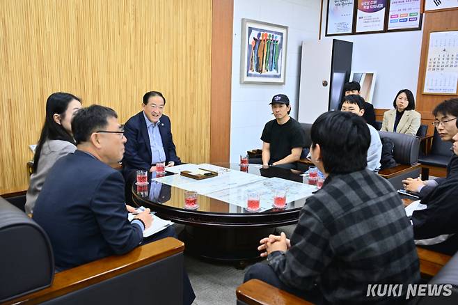 이병선 속초시장과 소상공인들의 간담회 모습.