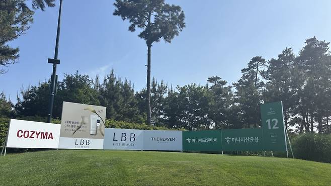 오는 12일 개막하는 하나은행 인비테이셔널 개최지인 경기도 안산시 더헤븐CC 12번 홀 티잉그라운드에 설치된 LBB 보드. LBB는 이번 대회에 뷰티 단독 공식 후원 업체로 참여한다. 대회조직위