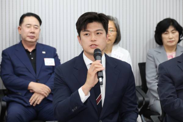 국민의힘 김용태 비상대책위원장이 10일 서울 여의도 중앙당사에서 열린 비상대책위원장 주재 원외당협위원장 간담회에서 발언하고 있다. 연합뉴스