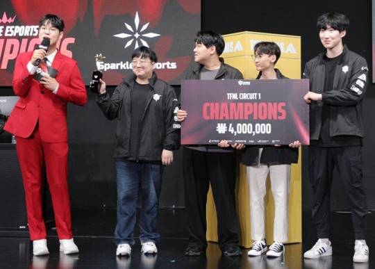 '더 파이널스' 코리아 내셔널 리그 서킷1에서 우승한 '스파클' 팀. 사진 제공 : 넥슨