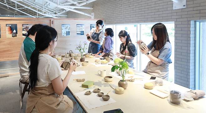 현대리바트 성수동 팝업에서 공방 클래스가 열리고 있다. 현대리바트