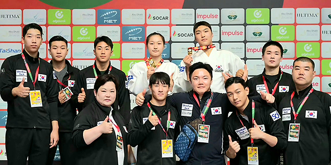 대한민국은 2023년 제8회 국제유도연맹 KATA 세계선수권에서 부드러운본 금메달 및 메치기본 은메달을 땄다. 대회 후 단체 기념 촬영. 아랫줄 가운데가 제39대 대한유도회 홍보위원장이 되는 이승원 국가대표팀 감독