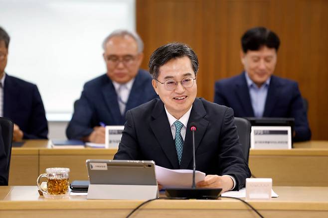 10일 오전 경기도청 율곡홀에서 도정열린회의를 주재하고 잇는 김동연 경기도지사./사진제공=경기도