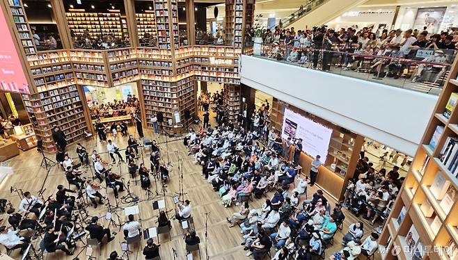 한낮 체감온도가 35도 안팎으로 오르는 등 연일 무더위가 이어지고 있는 지난해 8월 경기도 수원시 장안구 '스타필드 수원' 별마당도서관을 찾은 시민들이 콘서트를 관람하며 더위를 피하고 있다. /사진제공=뉴시스