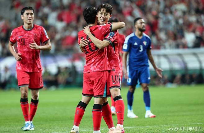 (서울=뉴스1) 김도우 기자 = 10일 오후 서울 마포구 상암동 서울월드컵경기장에서 열린 2026 국제축구연맹(FIFA) 북중미 월드컵 아시아 3차 예선 B조 10차전 대한민국과 쿠웨이트의 경기, 대한민국 이재성이 골을 넣고 기뻐하고 있다. 2025.6.10/뉴스1 Copyright (C) 뉴스1. All rights reserved. 무단 전재 및 재배포, AI학습 이용 금지. /사진=(서울=뉴스1) 김도우 기자