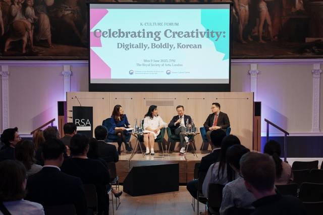 9일 영국왕립예술학회에서 열린 ‘K-컬처 포럼’의 발표 세션 모습. 왼쪽부터 황수민 전 BBC 코리아 편집장, 선승혜 주영한국문화원장, 이승규 더핑크퐁컴퍼니 공동창업자, 최도빈 네덜란드 라이덴대 교수. 주영한국문화원 제공