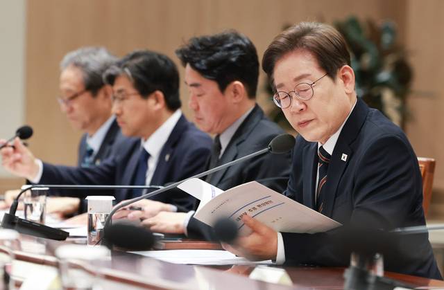 자료 살펴보는 이 대통령 : 이재명 대통령이 9일 오전 서울 용산 대통령실 청사에서 열린 비상경제점검 2차 태스크포스(TF) 회의에서 자료를 살피고 있다. 연합뉴스