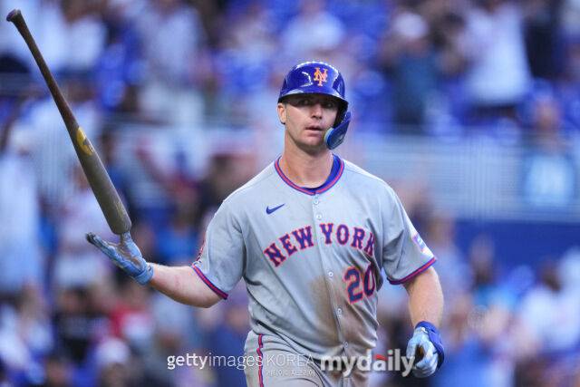 동점 스리런 홈런 이후 배트 플립을 선보이는 피트 알론소./게티이미지코리아