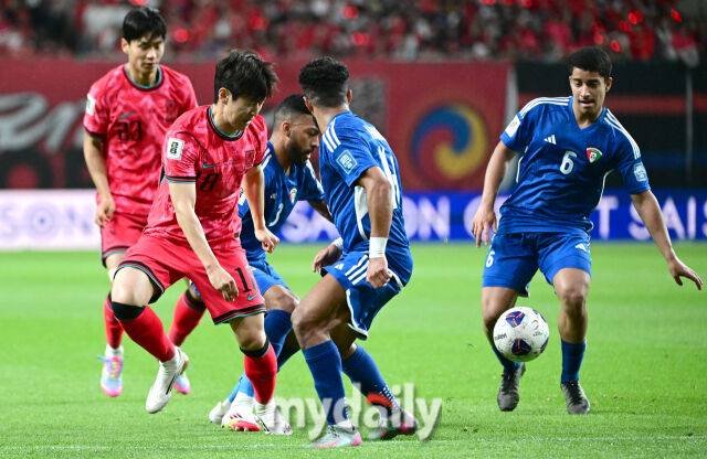 10일 오후 서울 상암동 서울월드컵경기장에서 2026 국제축구연맹(FIFA) 북중미 월드컵 아시아지역 3차 에선 대한민국과 쿠웨이트의 경기가 열렸다. 이강인이 패스하고 있다. /사진 = 유진형 기자