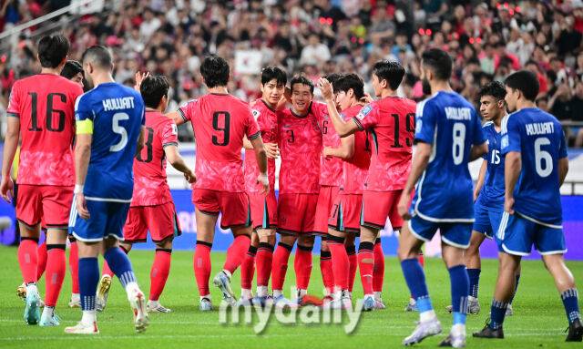 10일 오후 서울 상암동 서울월드컵경기장에서 2026 국제축구연맹(FIFA) 북중미 월드컵 아시아지역 3차 에선 대한민국과 쿠웨이트의 경기가 열렸다. 전진우가 전반전 골을 넣고 동료들의 축하를 받고 있다./사진 = 유진형 기자