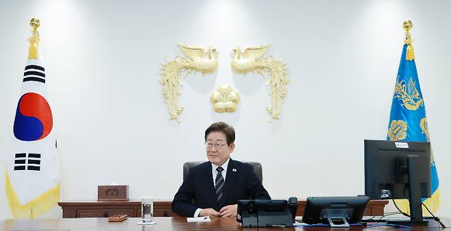 이재명 대통령이 9일 서울 용산 대통령실 청사 집무실에서 이시바 시게루 일본 총리와 전화 통화를 준비하고 있다. 연합뉴스