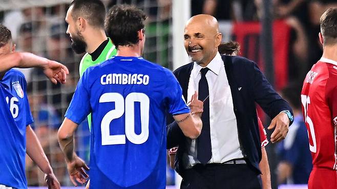 선수들과 포옹하는 이탈리아 대표팀의 루치아노 스팔레티 감독