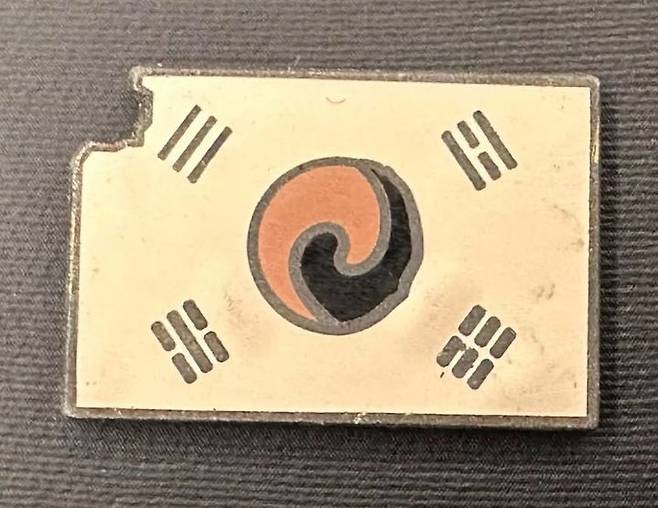 진관사 태극기 배지. 우원식 국회의장 SNS 캡처