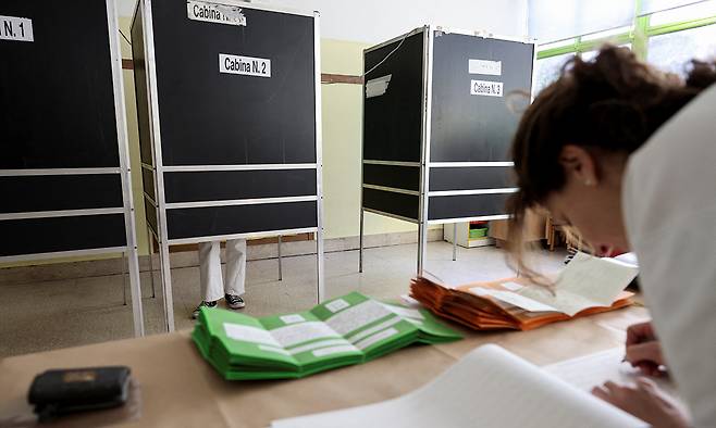 지난 8일(현지시간) 이탈리아 로마의 한 투표소 모습. 로이터연합뉴스