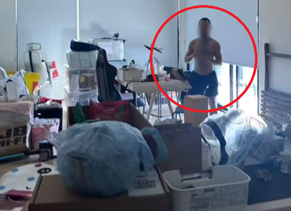 호주에서 휴가를 마치고 돌아온 한 여성이 자신의 집에서 상의를 벗은 낯선 남성을 마주치는 황당한 일이 벌어졌다. 해당 남성은 여성의 집에 무단 침입해 일주일간 거주한 것으로 드러났다. 데누라 류