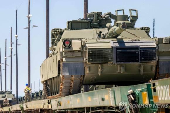 미국 육군이 2025년 5월 22일(현지시간) 미국 텍사스주의 군 기지에서 탱크를 열병식이 열리는 워싱턴DC로 운송하기 위해 열차에 싣고 있다. AFP 연합뉴스