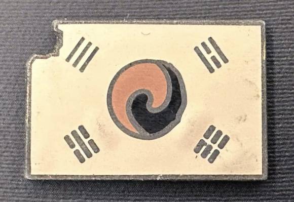 진관사 태극기를 본떠 만든 배지. 우원식 국회의장 페이스북