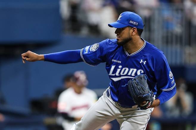 삼성 레예스는 8일 오른쪽 발등 미세 골절로 1군 엔트리에서 빠졌다. 팀은 부상이 재발한 레예스를 두고 완전 교체와 일시 대체를 두고 고민에 빠졌다. 사진제공|삼성 라이온즈