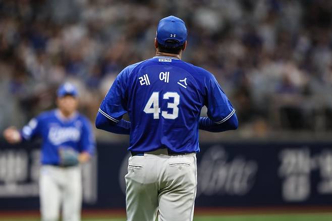 삼성 레예스는 8일 오른쪽 발등 미세 골절로 1군 엔트리에서 빠졌다. 팀은 부상이 재발한 레예스를 두고 완전 교체와 일시 대체를 두고 고민에 빠졌다. 사진제공|삼성 라이온즈
