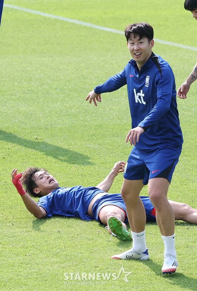 한국 축구대표팀이 2026 FIFA 북중미 월드컵 3차 예선 쿠웨이트와 조별리그 최종전을 앞두고 8일 오후 파주 NFC에서 훈련을 진행했다. 김주성이 론도 훈련 중 손흥민이 날린 킥에 맞고 쓰러지고 있다. /사진=김진경 대기자