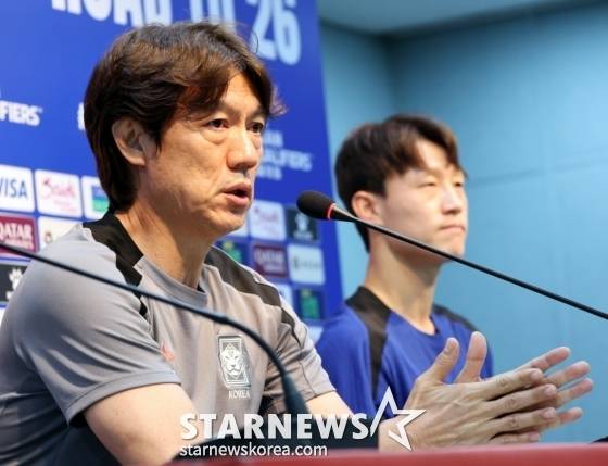 홍명보(왼쪽) 한국 축구대표팀 감독이 9일 오후 서울월드컵경기장 기자회견장에서 쿠웨이트와의 '2026 국제축구연맹(FIFA) 북중미 월드컵' 아시아 3차 예선 조별리그 B조 최종 10차전 사전 기자회견에서 취재진 질문에 답하고 있다. /사진=강영조 선임기자