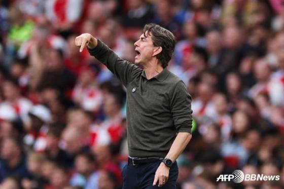 경기 중 선수들에게 지시하는 토마스 프랑크 감독. /AFPBBNews=뉴스1