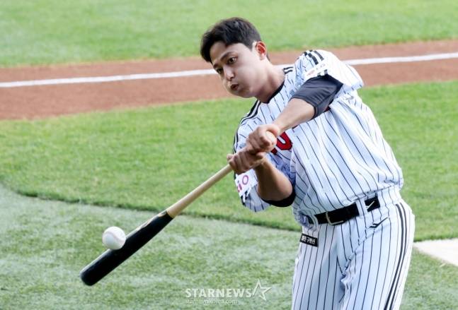 2025 신한 SOL Bank KBO리그 LG 트윈스 대 SSG 랜더스 경기가 10일 서울 잠실야구장에서 열렸다. LG 김주성이 타격 훈련을 하고 있다. /사진=김진경 대기자