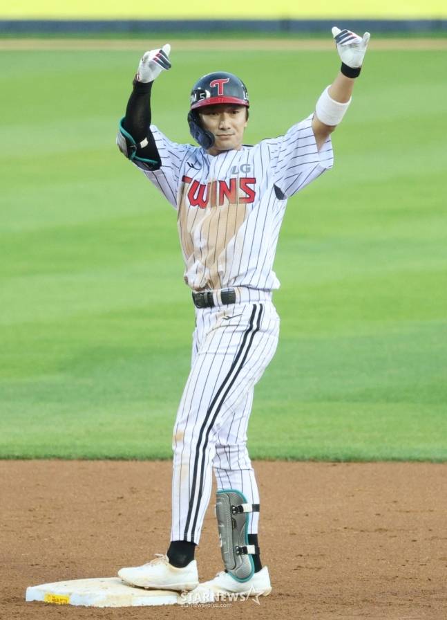 2025 신한 SOL Bank KBO리그 LG 트윈스 대 SSG 랜더스 경기가 10일 서울 잠실야구장에서 열렸다. LG 신민재가 3회말 무사 1루에서 우월 2루타를 날리고 출루한 후 세리머니를 하고 있다. /사진=김진경 대기자