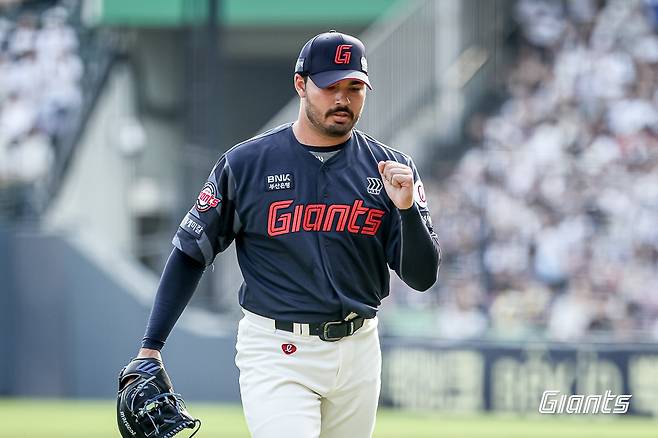 롯데 자이언츠 외국인 투수 알렉 감보아가 지난 8일 서울 잠실야구장에서 열린 2025 신한 SOL Bank KBO리그 두산 베어스와의 팀 간 9차전에 선발등판, 감보아는 6⅔이닝 2실점 호투로 승리투수가 됐다. 사진 롯데 자이언츠