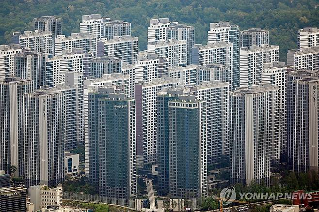 입주권 신고가 기록한 올림픽파크포레온 (서울=연합뉴스) 김성민 기자 = 서울 강남 3구(강남·서초·송파구)와 용산구 전역으로 토지거래허가구역이 확대된 이후 이 지역 아파트 입주권·분양권 거래가 뚝 끊겼다. 토지거래허가구역을 벗어난 마포와 강동에서는 신고가 거래가 이어지고 있다. 강동구 올림픽파크포레온 전용면적 95㎡ 입주권은 지난달 25일 27억8천만원에 거래되며 신고가를 기록했다.
사진은 19일 서울 강동구 올림픽파크포레온의 모습. 2025.5.19 ksm7976@yna.co.kr