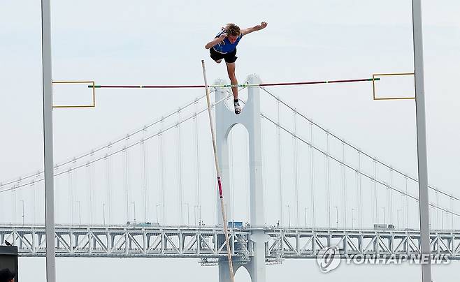 '더 높이' (부산=연합뉴스) 손형주 기자 = 7일 오후 부산 광안리해수욕장 특설무대에서 열린 2024부산국제장대높이뛰기 대회 남자 U20 부문. 호주 미샤 반 쉐핑건이 바를 넘고 있다. 2024.6.7 handbrother@yna.co.kr